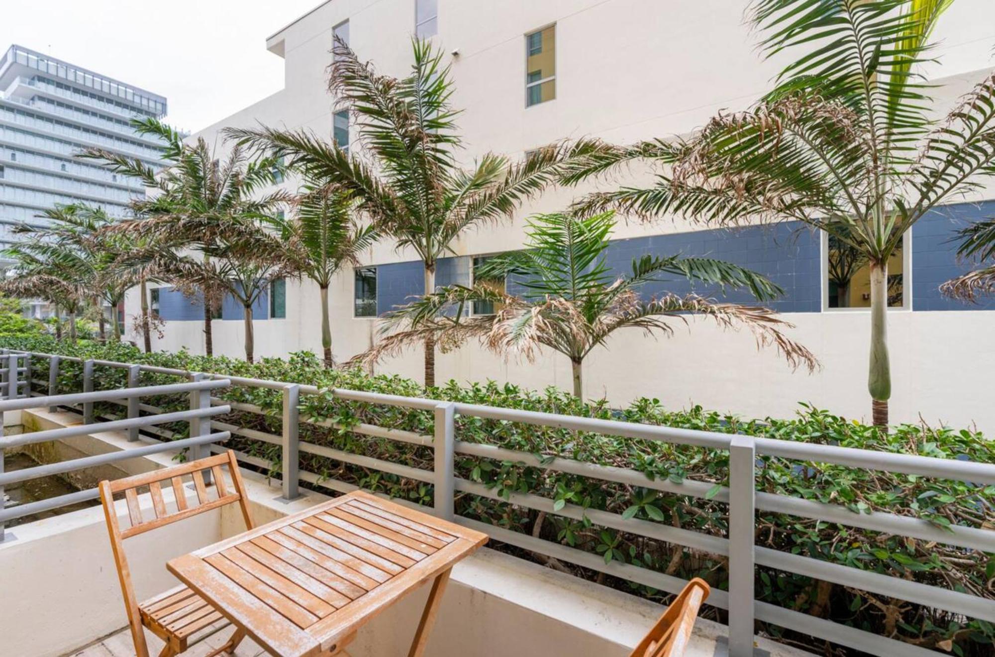 Appartement Beachfront Bentley One Bedroom With Balcony And Access *